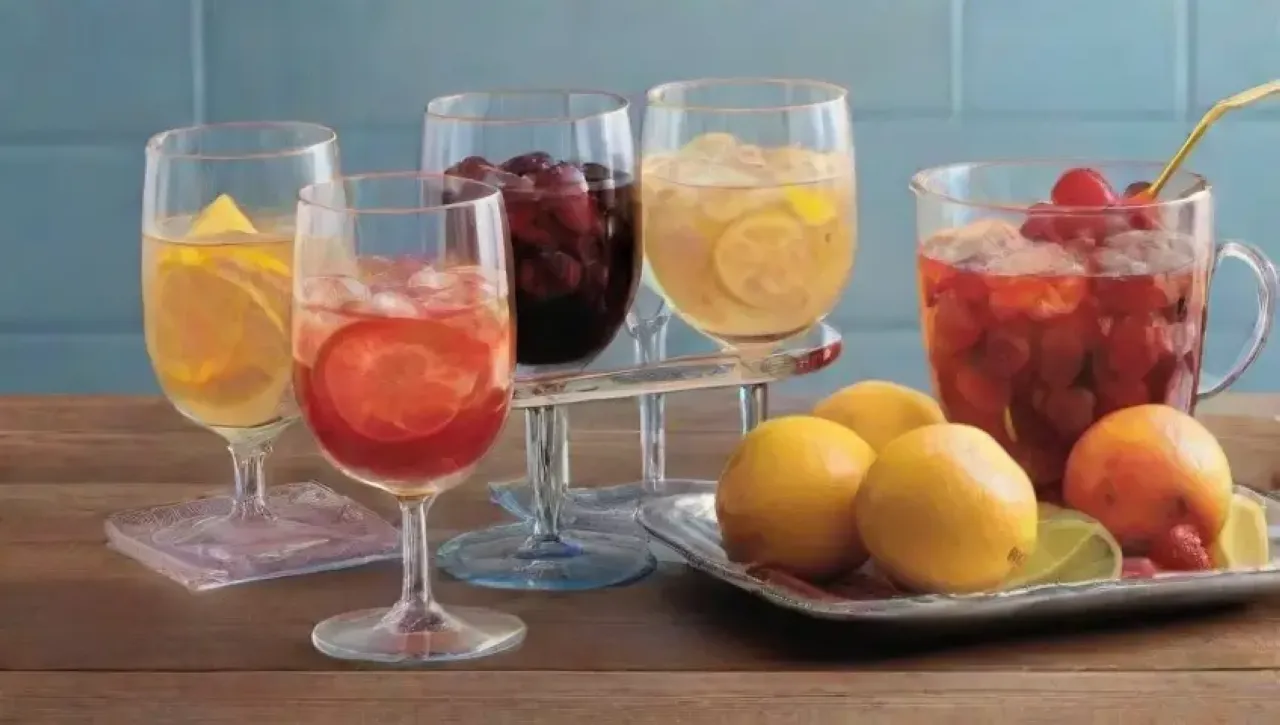 Una elegante colección de cristalería y accesorios coloridos para bebidas