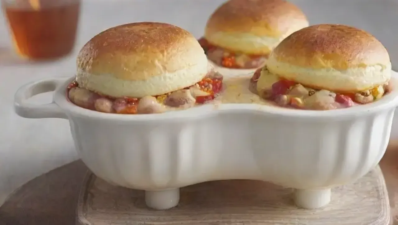 Soufflés esponjosos y dorados llenan la cocina de aromas acogedores y encanto rústico