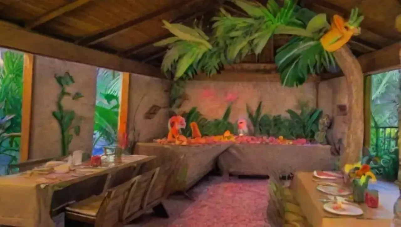 Un ambiente selvático vibrante con animales, plantas exóticas y una atmósfera acogedora
