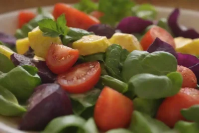Ensaladas coloridas con ingredientes frescos y aderezos sabrosos