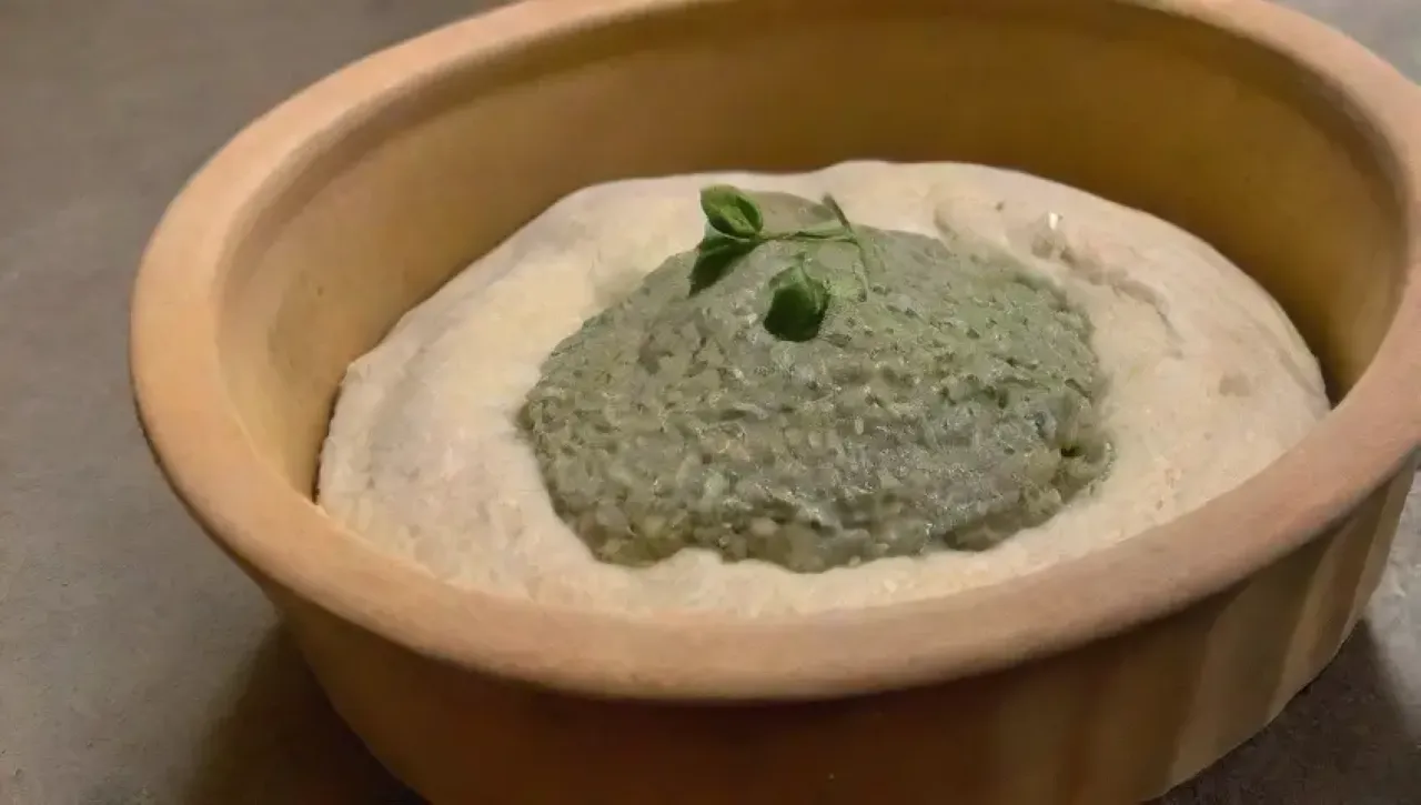 Pan recién horneado en un ambiente acogedor y elegante
