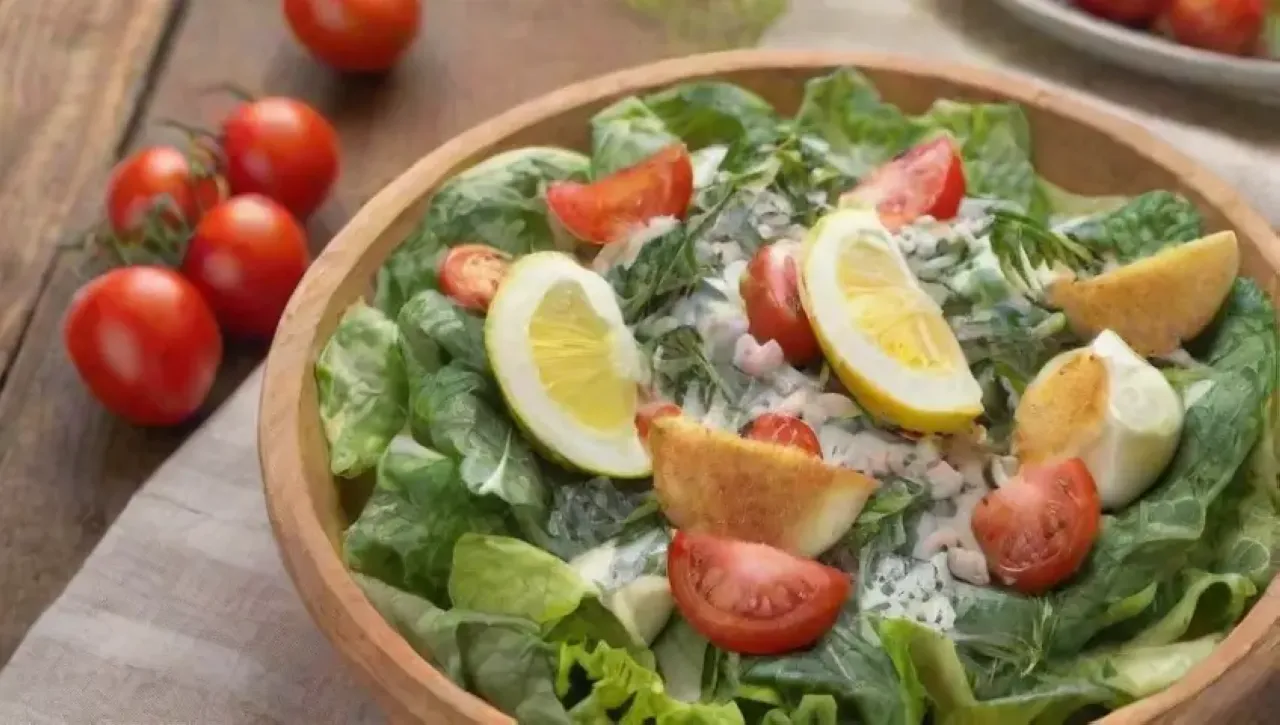 Una ensalada César vibrante y fresca en un acogedor ambiente de cena