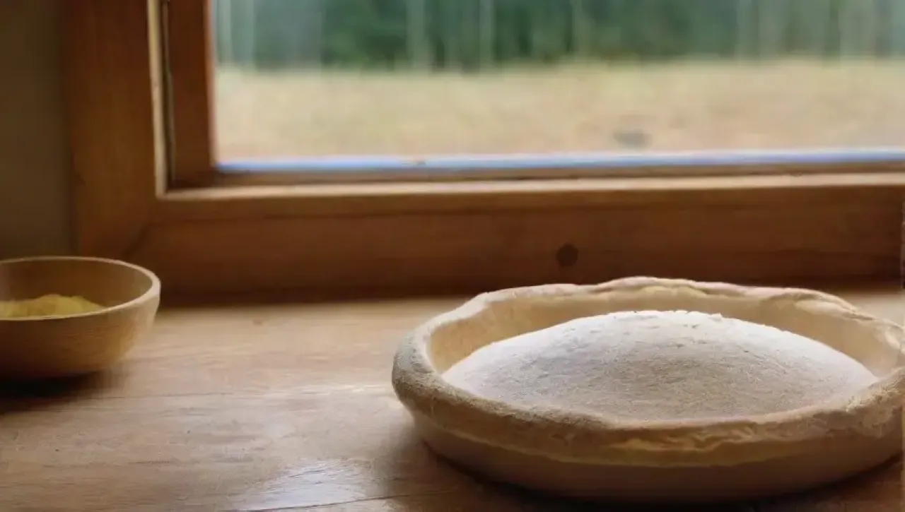 Una cálida cocina rústica se llena de la anticipación del pan recién horneado