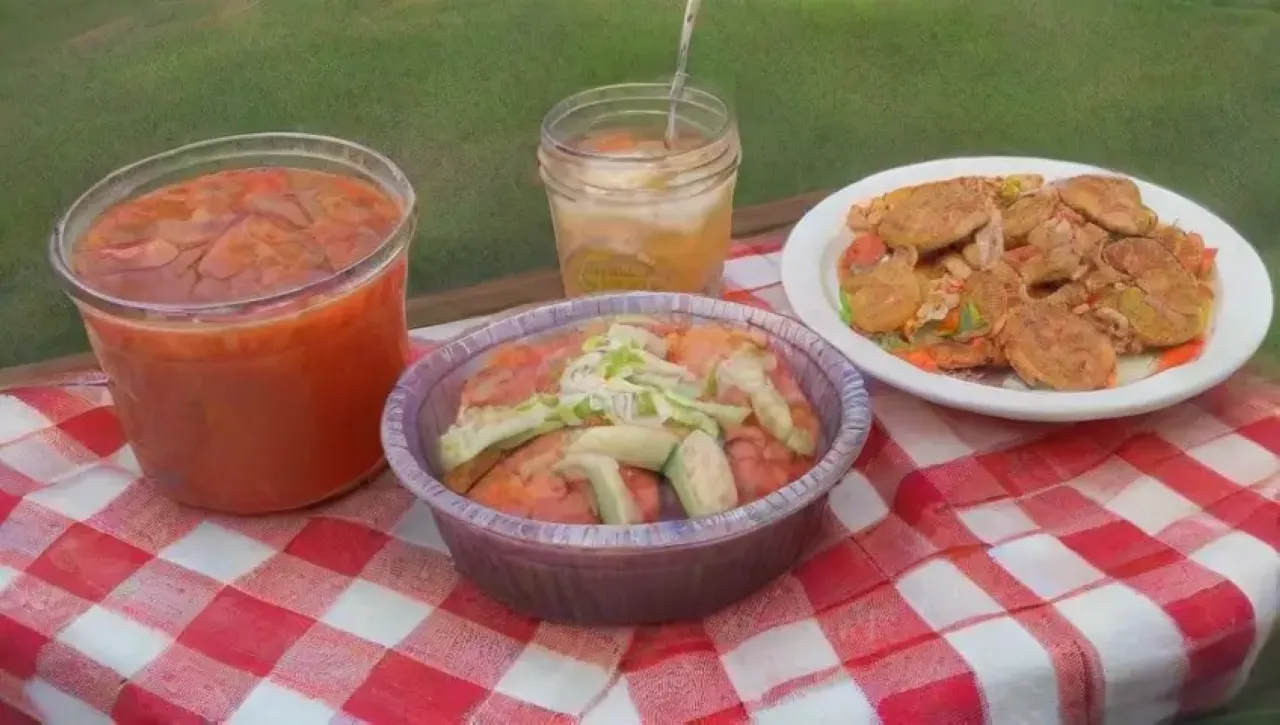 Una mesa rústica con comida deliciosa y un ambiente alegre en un jardín iluminado