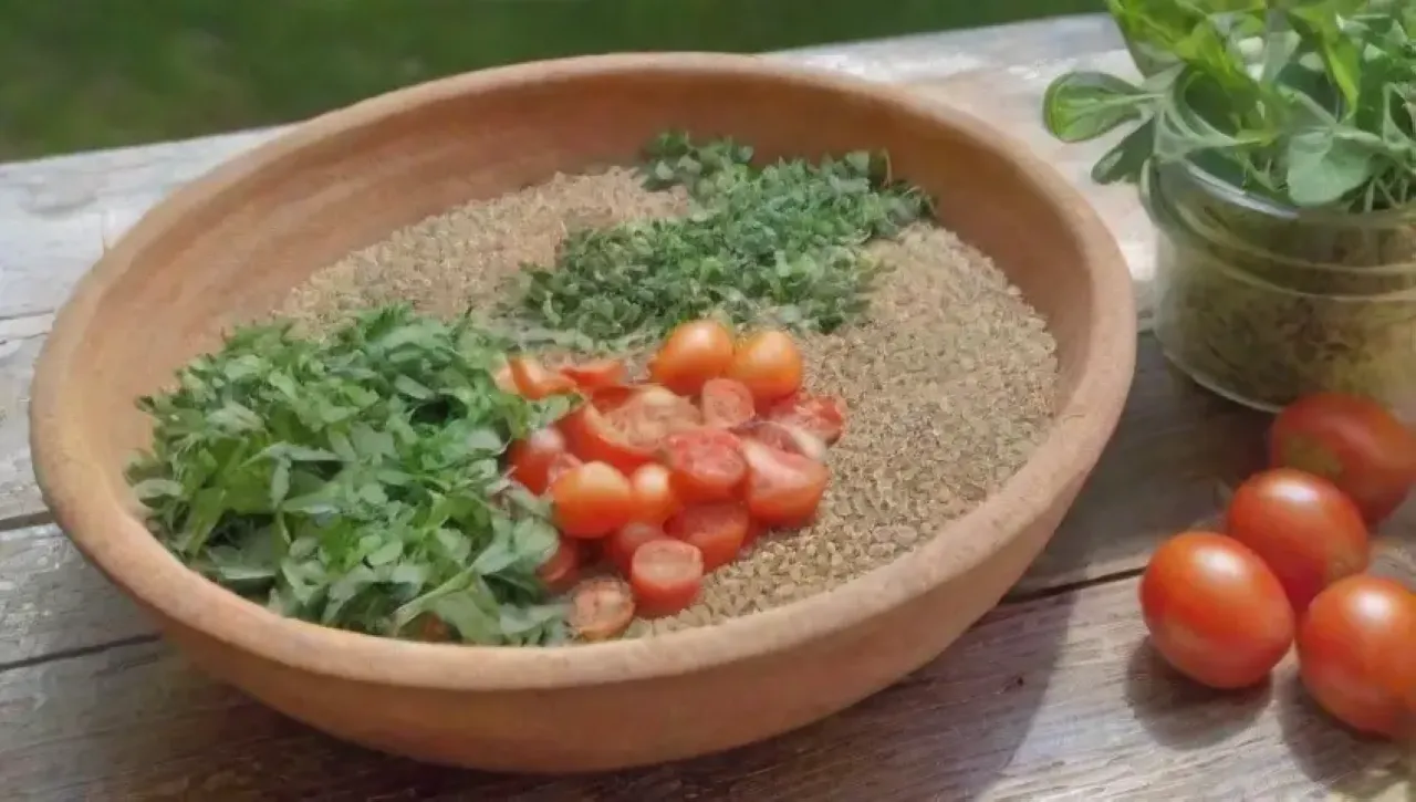 Una cocina acogedora llena de hierbas frescas, tomates, especias y un ambiente vibrante