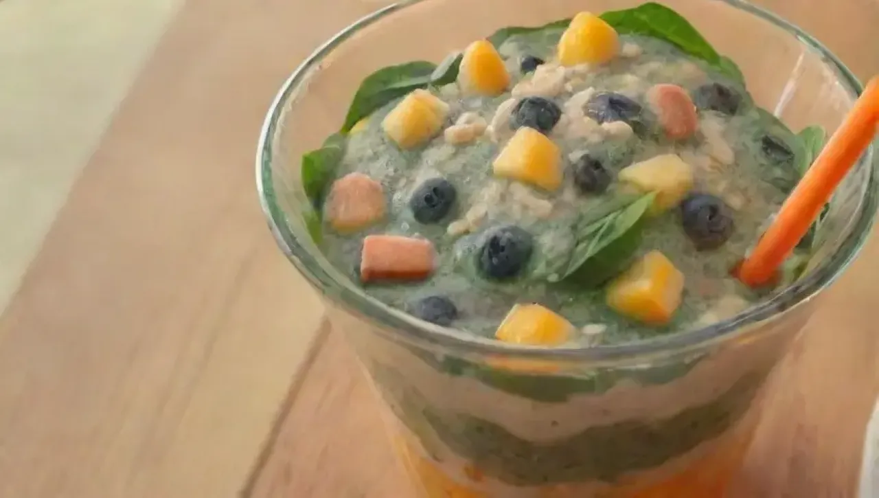 Una cocina acogedora llena de ingredientes frescos y coloridos