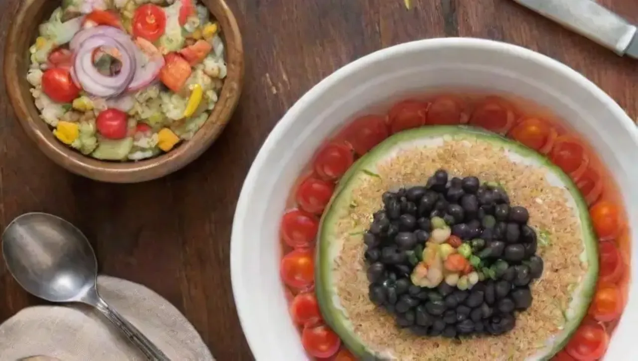 Una mesa colorida y fresca con abundantes ingredientes naturales