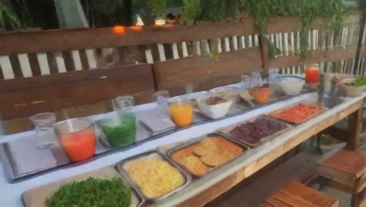 Un ambiente acogedor y vibrante donde la comida une a las personas