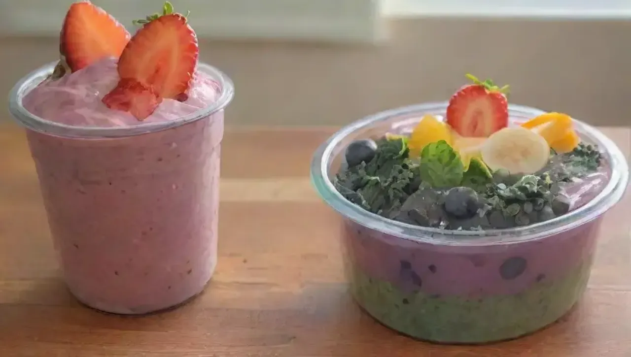 Un colorido y saludable batido de frutas en un ambiente familiar alegre