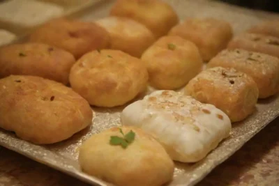 Dulces árabes y pasteles dorados llenos de sabores y colores festivos