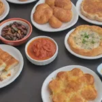 Platos coloridos y mariscos frescos en mercados tradicionales