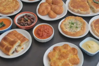 Platos coloridos y mariscos frescos en mercados tradicionales