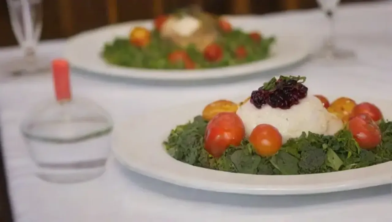 Una cena elegante y vibrante llena de sabores, aromas y momentos compartidos