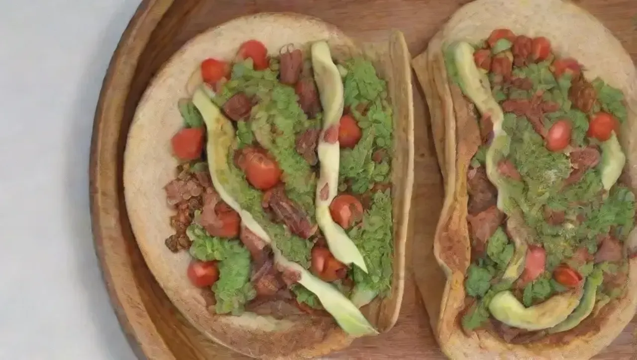 Una acogedora noche de cine con mini tacos coloridos, salsa, guacamole, palomitas y luces brillantes
