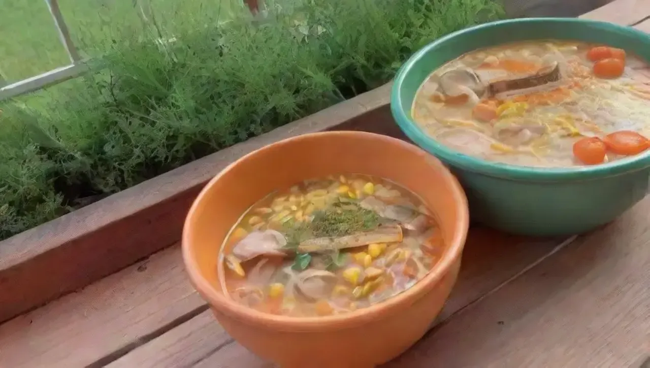 Un acogedor y colorido ambiente de cocina con sopa humeante, frescas verduras y especias
