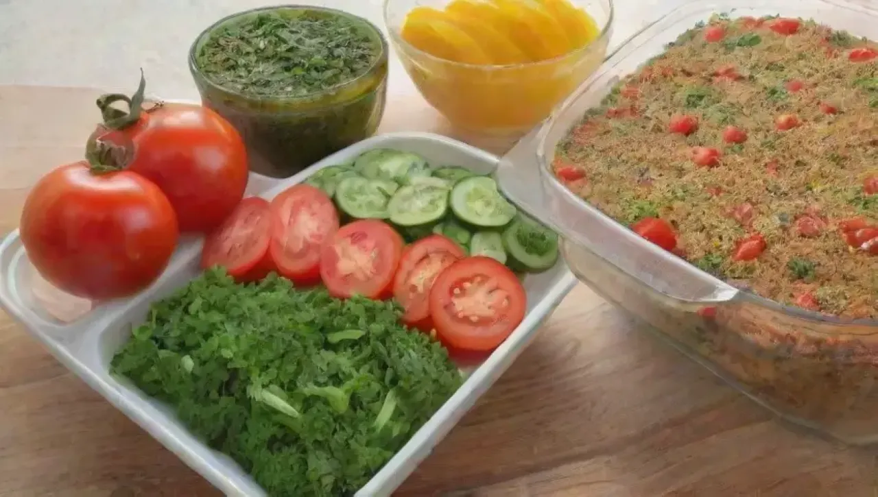 Escena de cocina vibrante con ingredientes coloridos y un ambiente acogedor listo para una deliciosa comida