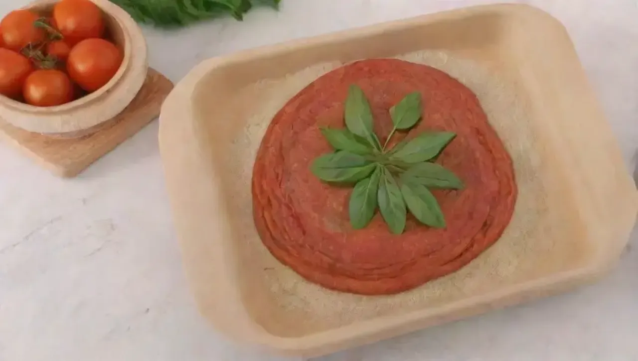 Una cocina rústica llena de ingredientes frescos y aromas, lista para hacer pizza