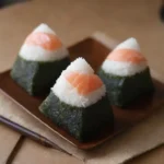 Onigiri es un triángulo de arroz japonés delicioso