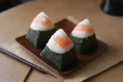 Onigiri es un triángulo de arroz japonés delicioso