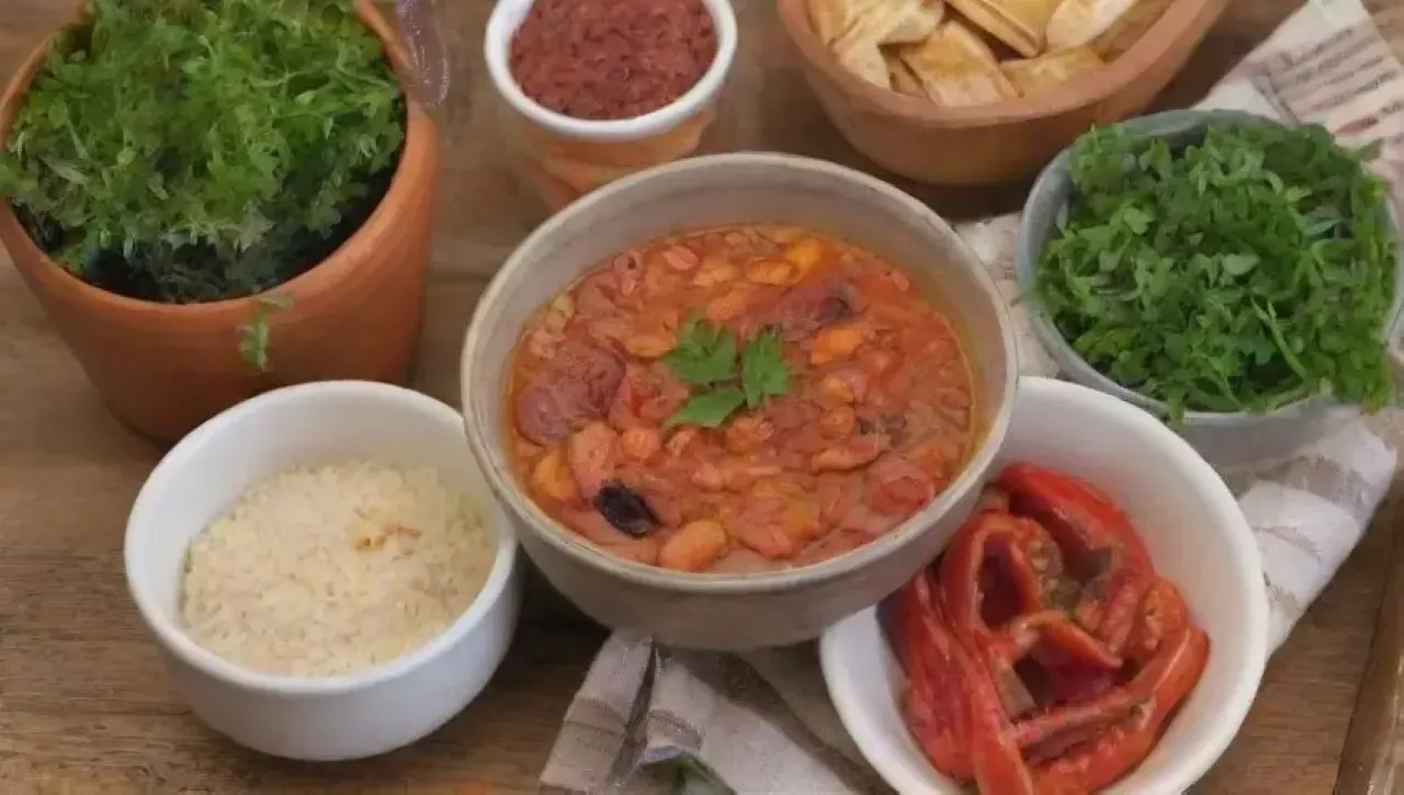 Mesa rústica con ingredientes frescos y un ambiente acogedor para una comida asturiana