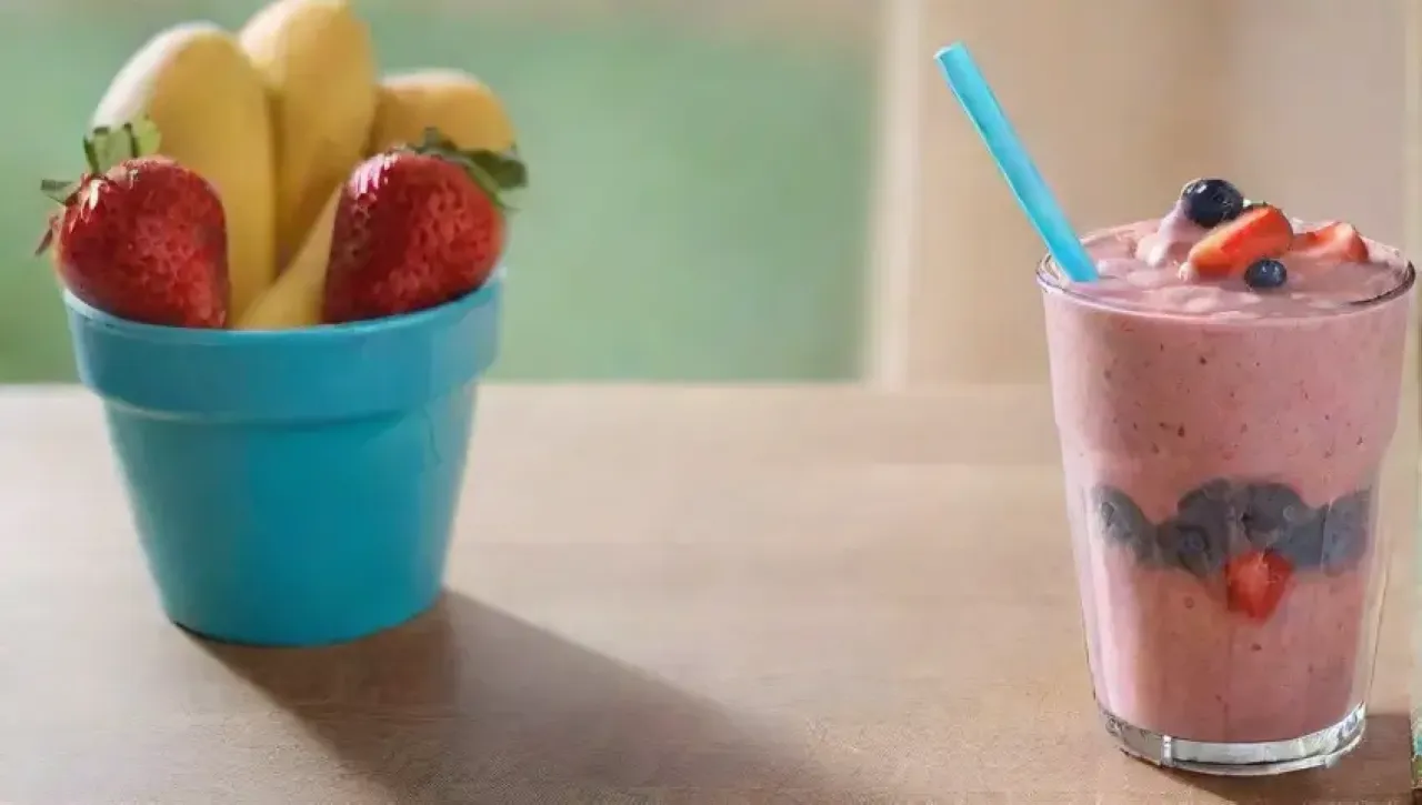 Batido de frutas vibrantes en un vaso, con frescura y color en un ambiente acogedor