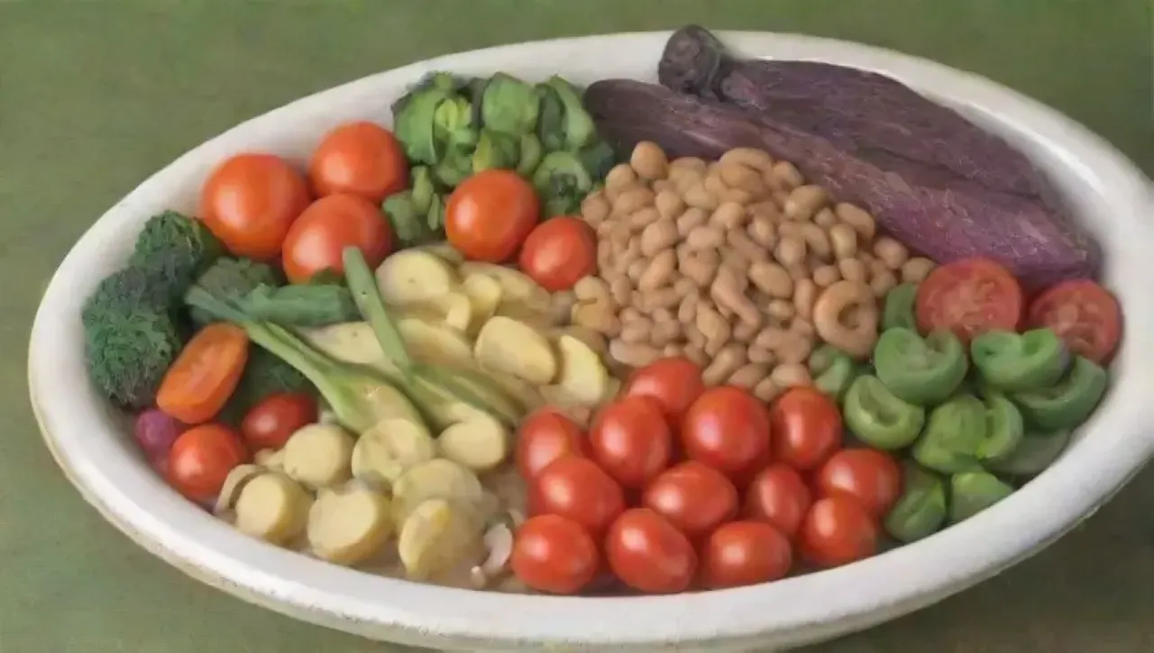 Un colorido y saludable plato de legumbres frescas y verduras