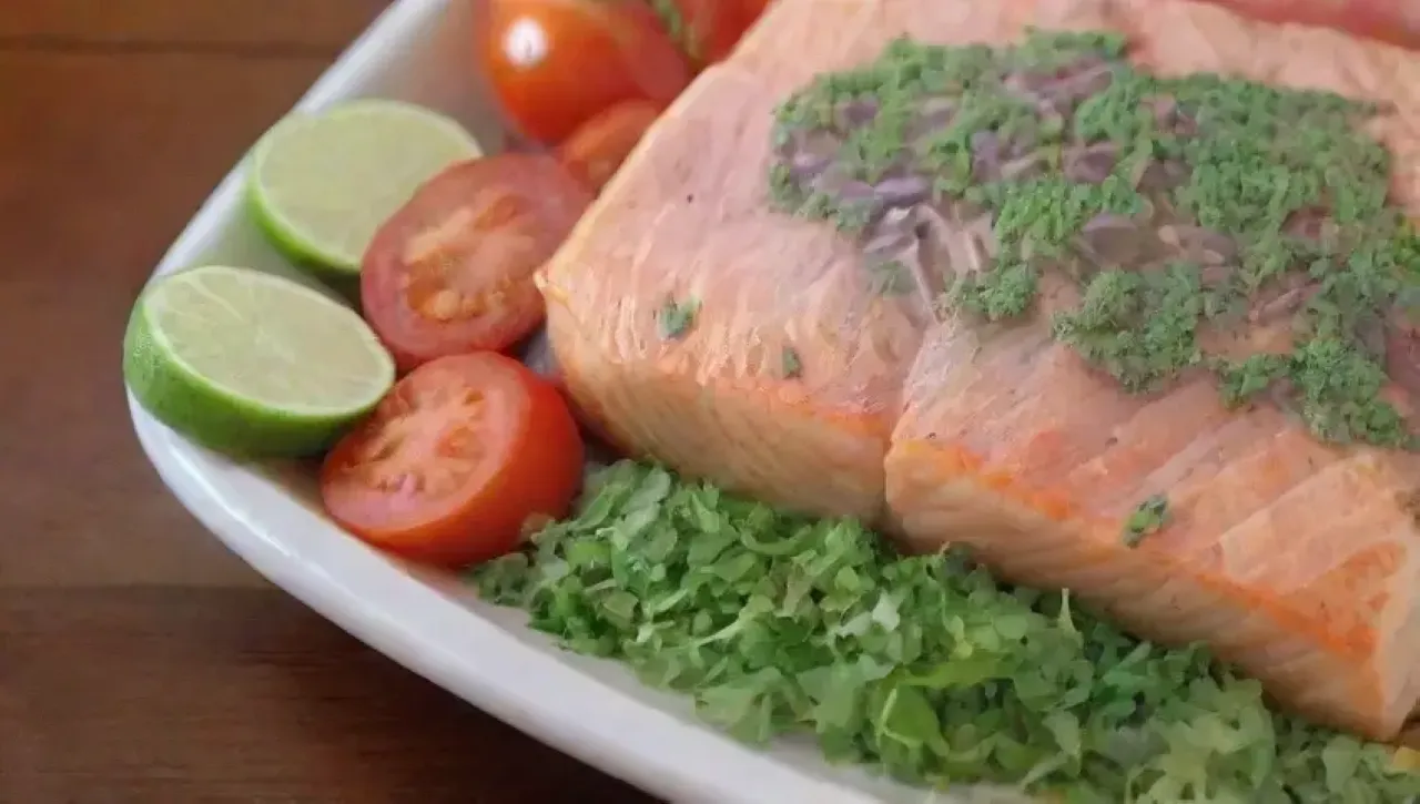Un festín visual de salmón vibrante, ingredientes frescos y un ambiente acogedor