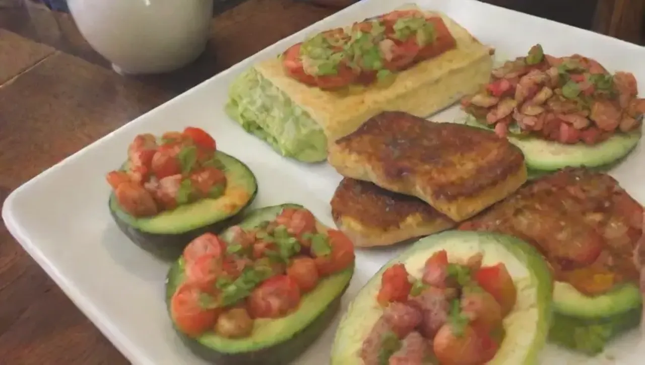 Una celebración de comida saludable y vibrante en un ambiente acogedor