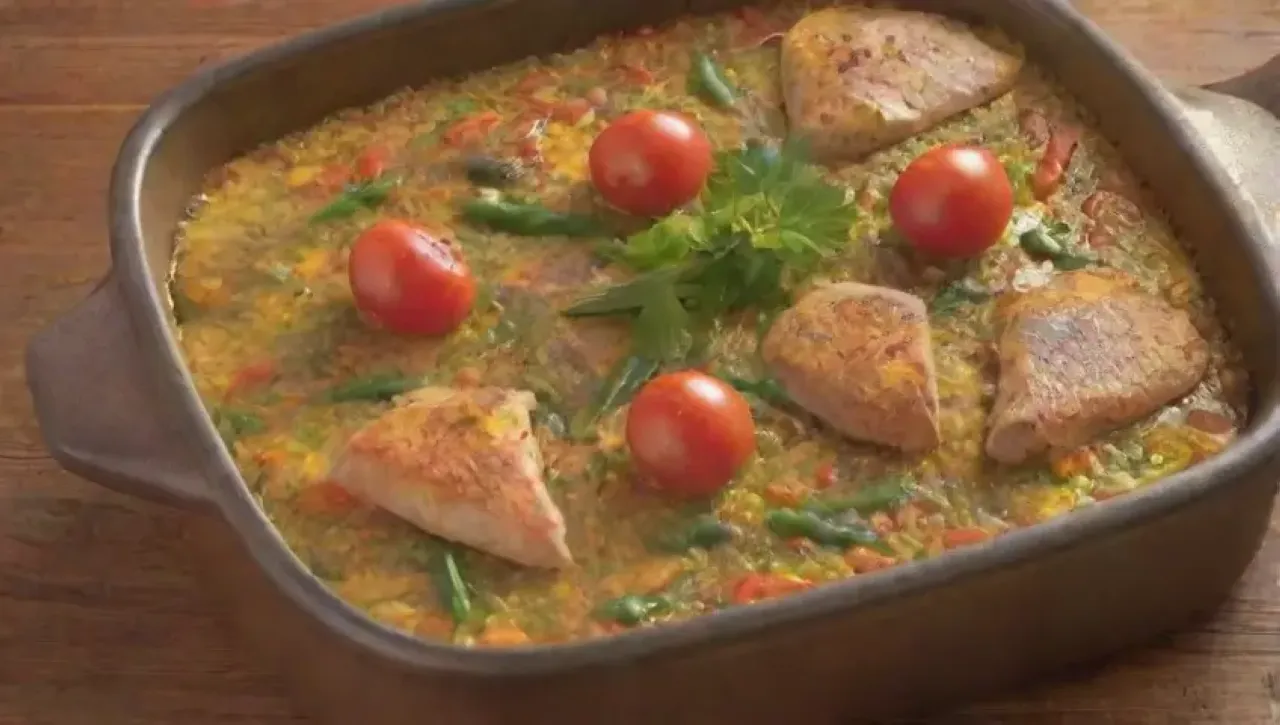 Una paella vibrante y colorida en un ambiente acogedor