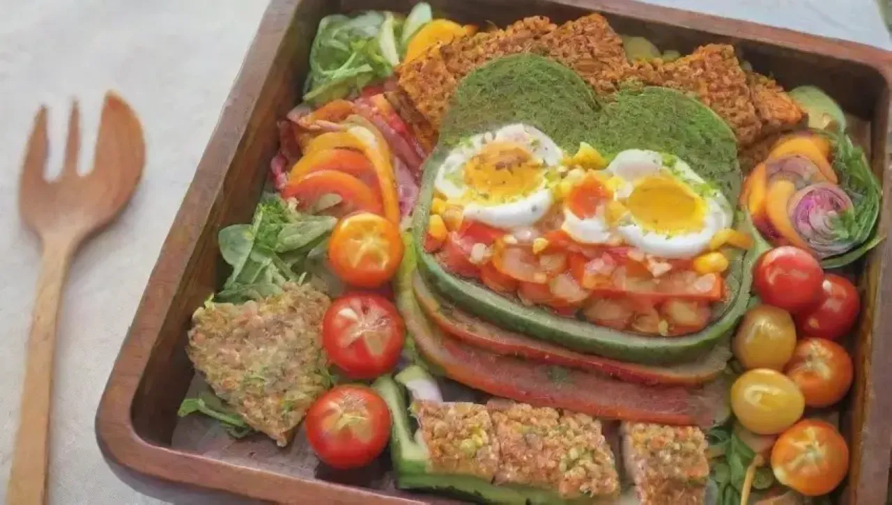 Ensalada colorida y fresca con diversos ingredientes y presentación atractiva