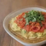 Omelet relleno de pollo: una opción sustanciosa para desayunar