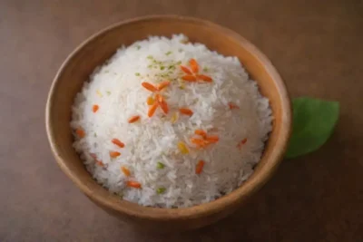 Arroz jazmín colorido con hierbas tailandesas en un ambiente tropical