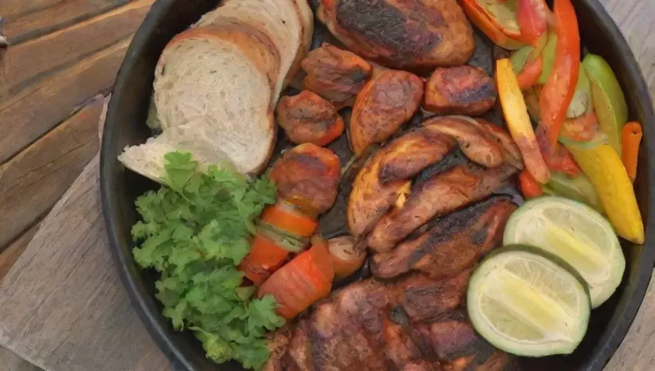 Un festín vibrante y acogedor al aire libre, lleno de sabores y risas