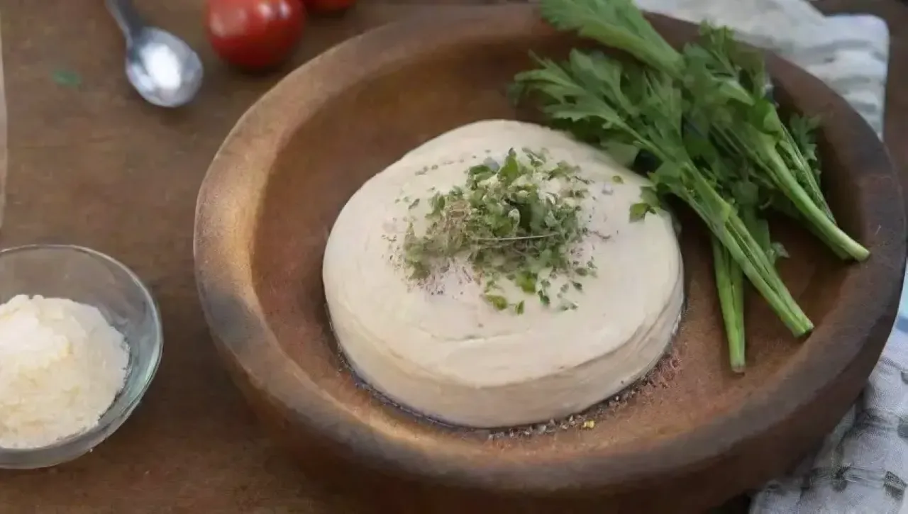 Una cocina acogedora y artística llena de ingredientes frescos y utensilios culinarios