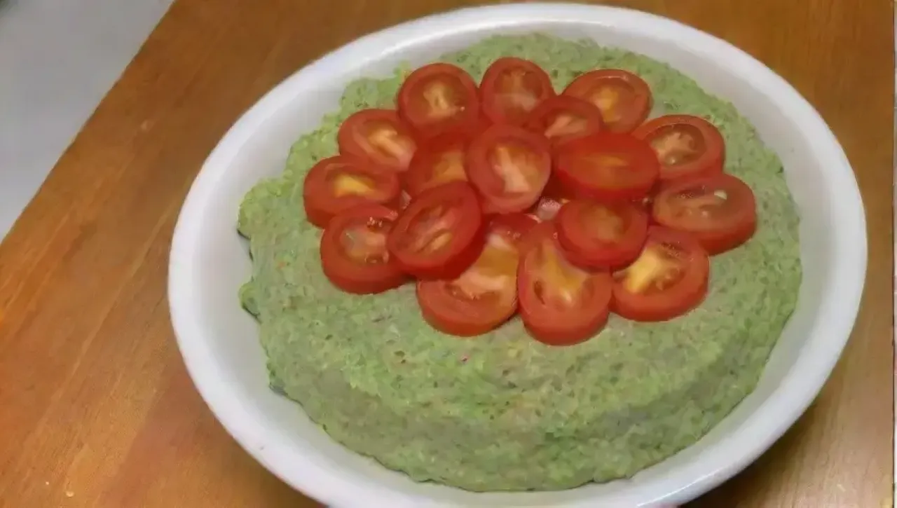 Una elegante presentación de aguacates, limón, sal, cilantro, tomates y chips en un plato rústico