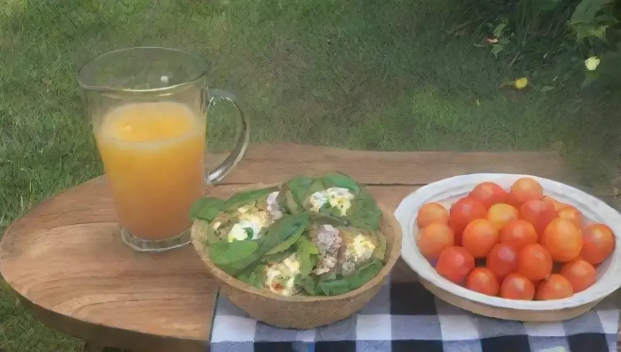 Colores vibrantes de verano en una mesa al aire libre con deliciosos ingredientes frescos