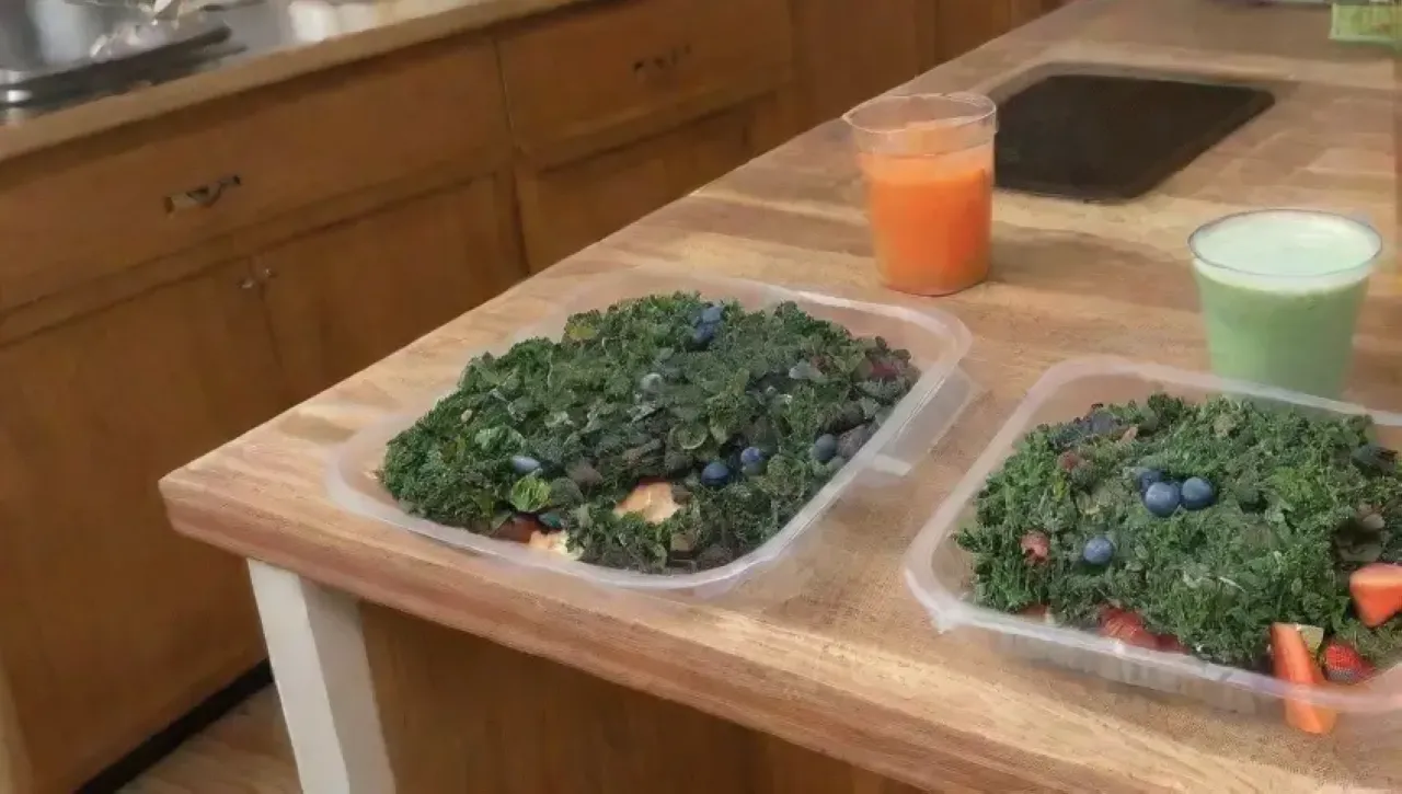 Un colorido desayuno saludable con frutas, verduras y un ambiente acogedor