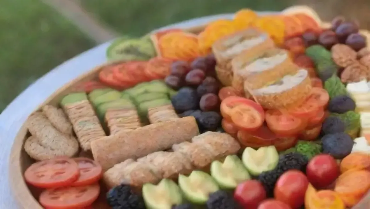 Una mesa festiva llena de colores, sabores y aromas