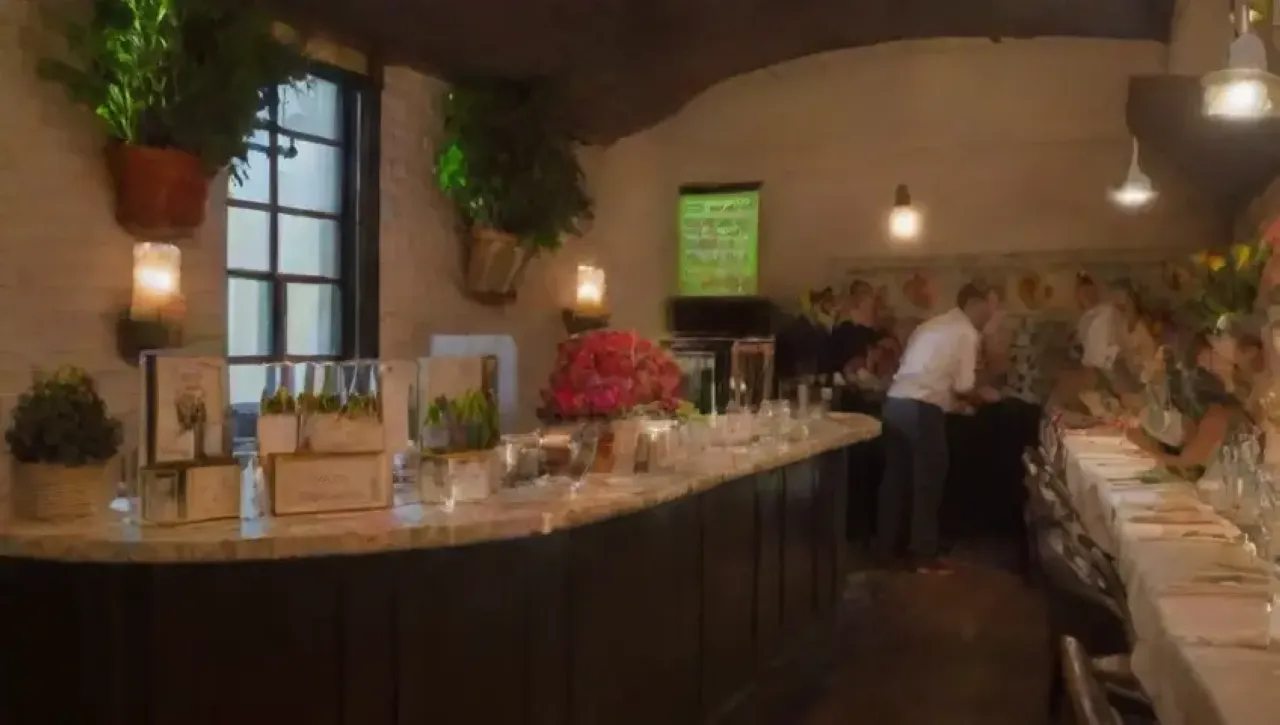 Un ambiente acogedor y elegante con luz suave, muebles pulidos, arte vibrante y aromas deliciosos