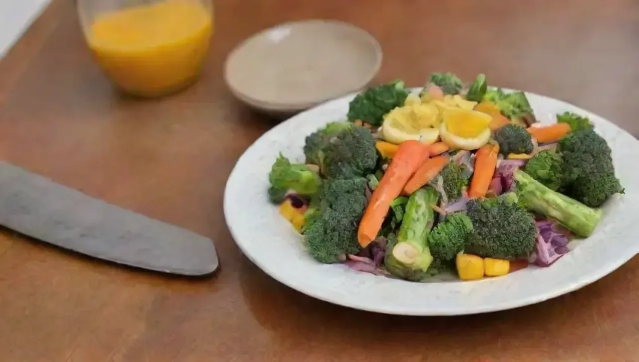 Una colorida y acogedora cocina llena de verduras frescas y aromas deliciosos