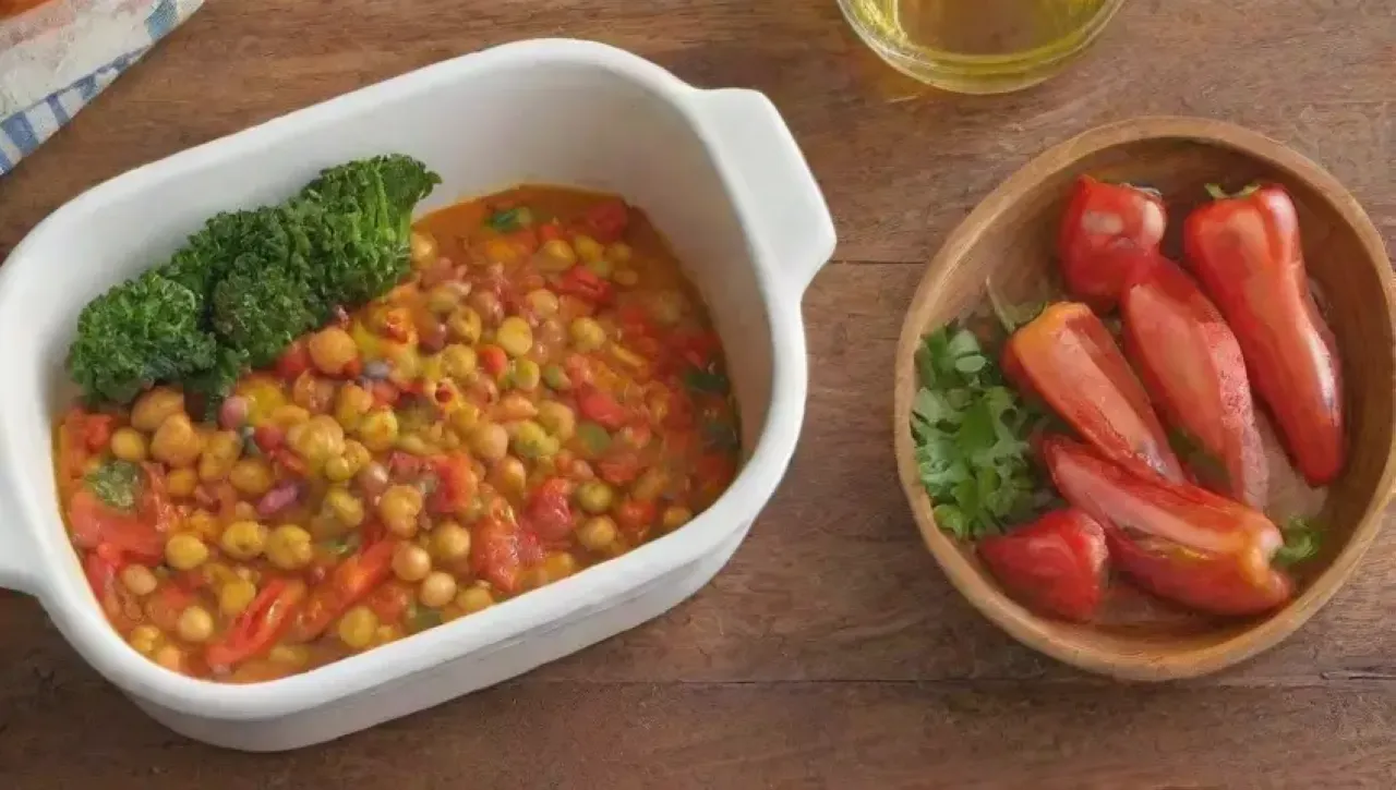 Una ensalada colorida y vibrante en un ambiente cálido y acogedor