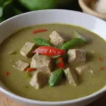 El curry verde tailandés es un plato vibrante y aromático con gran significado cultural