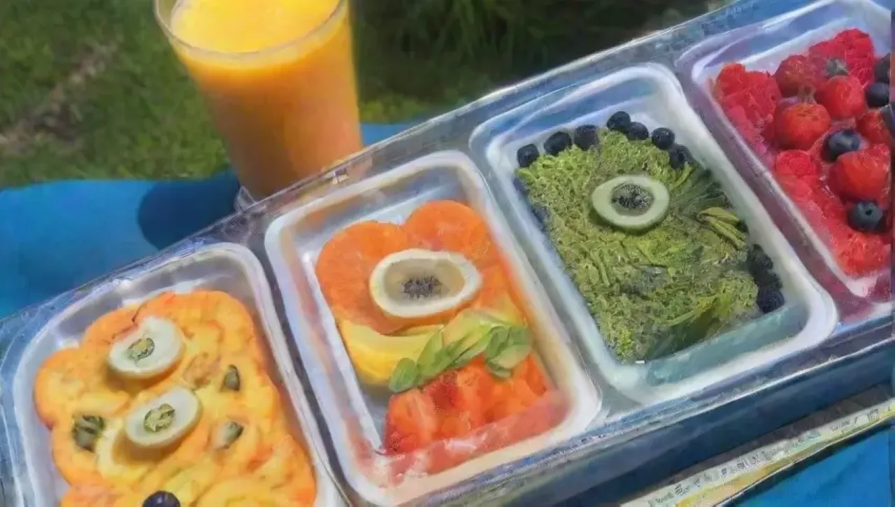 Un fondo azul vibrante con frutas frescas, agua, verduras coloridas y recordatorios de hidratación
