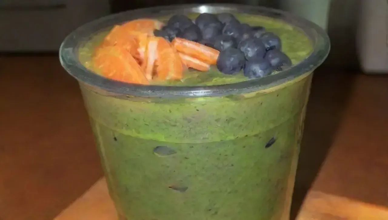 Un smoothie vibrante y saludable, lleno de frutas frescas y sabores refrescantes