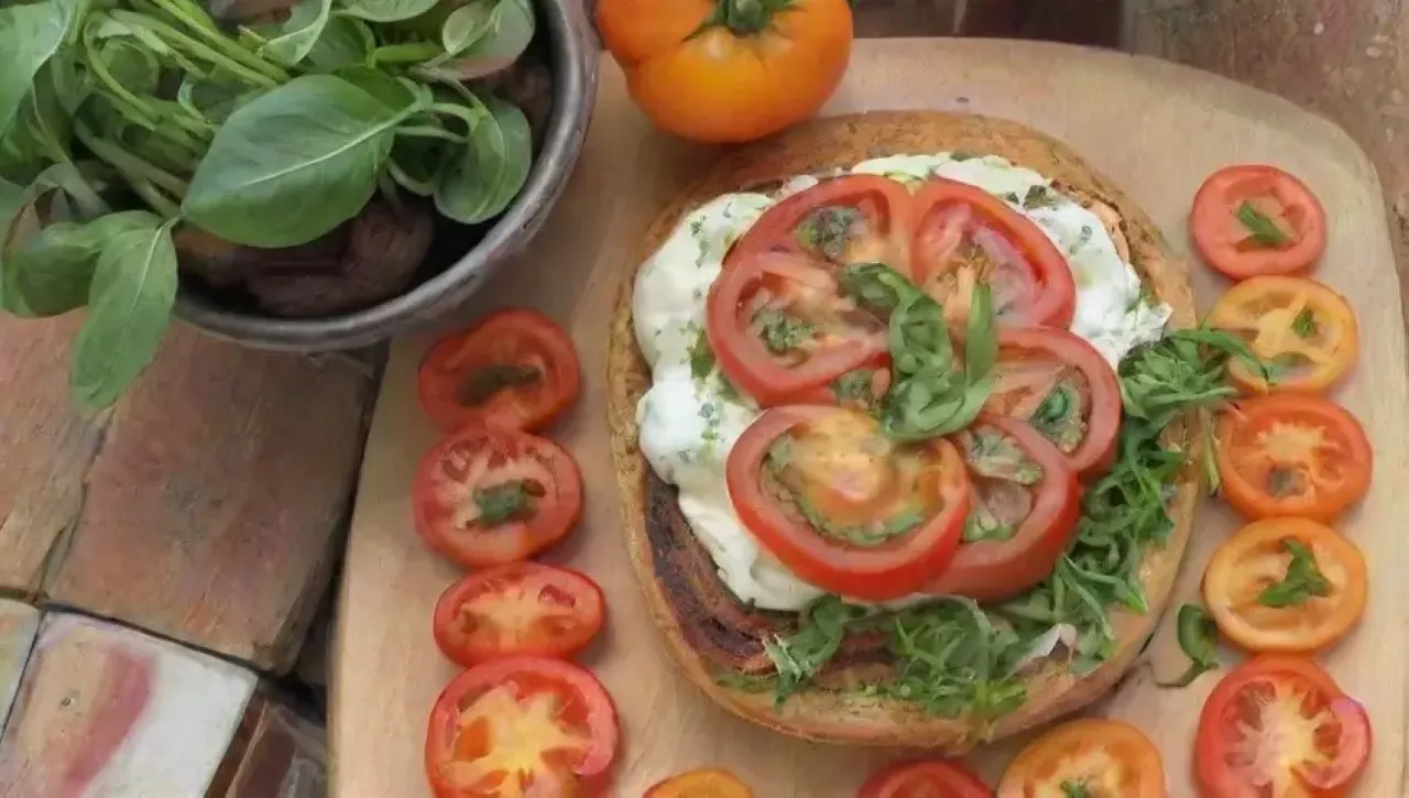 Una mesa de verano llena de colores y sabores frescos