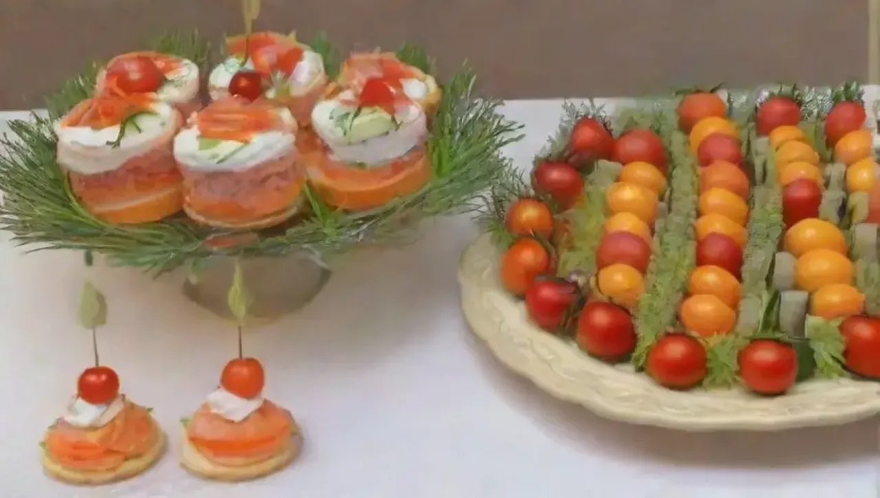 Canapés elegantes y coloridos en un ambiente festivo y acogedor