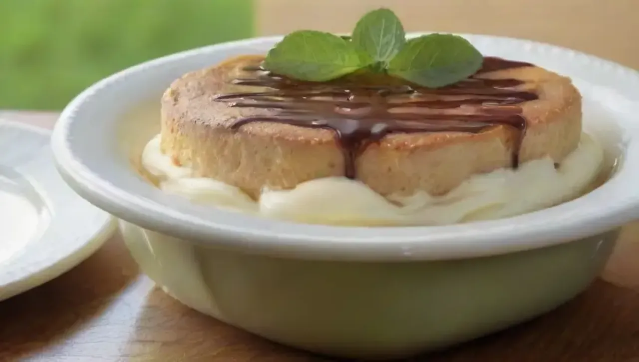 Un delicioso cheesecake con avellanas, chocolate, menta y un toque de caramelo en un ambiente acogedor