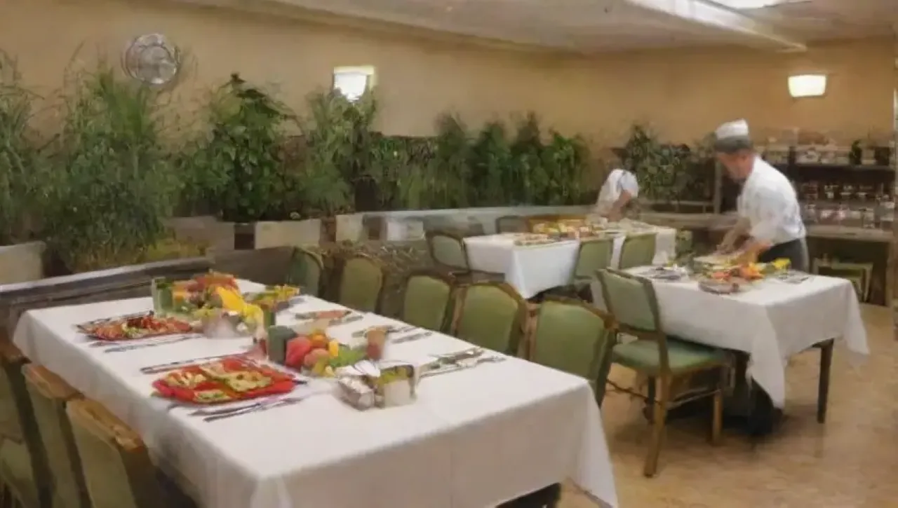 Un restaurante impecable y acogedor con decoración vibrante y atención al detalle