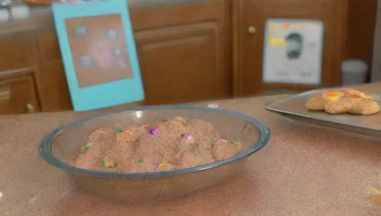 Una cocina acogedora llena de galletas coloridas, risas familiares y el aroma de la repostería