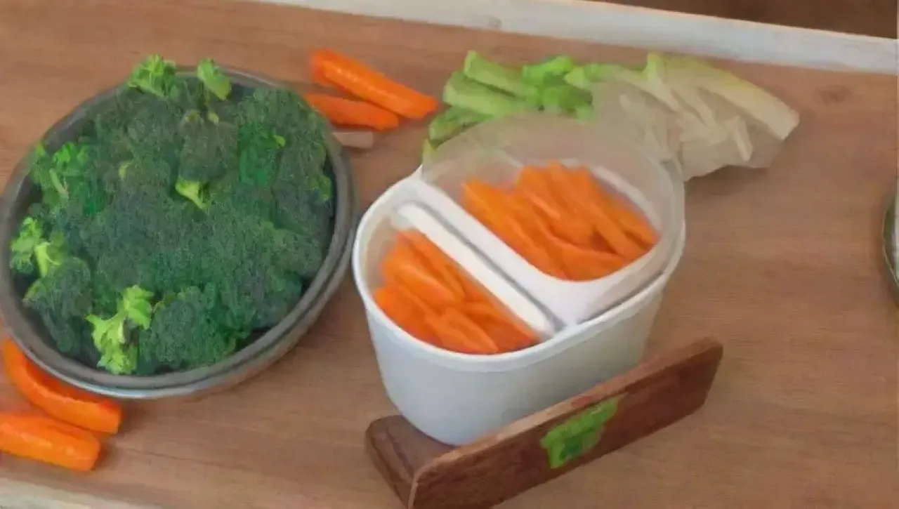 Una cocina colorida y acogedora se prepara para servir un delicioso plato de verduras